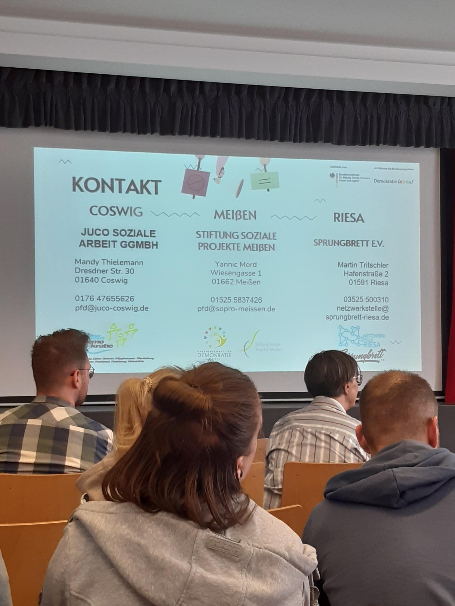 „Demokratiebildung in der Kindertagesbetreuung – das jetzt auch noch?“
Trägerberatung des Kreisjugendamts zum Thema „Demokratiebildung in der Kindertagesbetreuung – Das jetzt auch noch?“
Am 6. November fand im Alberttreff Großenhain die diesjährige Trägerberatung des Kreisjugendamts statt. Im Mittelpunkt stand die Frage, wie Demokratiebildung bereits in der frühen Kindheit gelingen kann.
Neben spannenden Fachvorträgen zu Chancen und Herausforderungen in der frühkindlichen Bildung stellten auch die drei Partnerschaften für Demokratie im Landkreis Meißen ihre Arbeit vor. Es war eine gute Gelegenheit, mit Kita-Leitungen, Erzieherinnen und Erziehern sowie weiteren Fachkräften aus der Kindertagesbetreuung ins Gespräch zu kommen und neue Kontakte zu knüpfen.
Ein herzliches Dankeschön an das Kreisjugendamt für die Einladung und an alle Teilnehmenden für den interessierten Austausch!