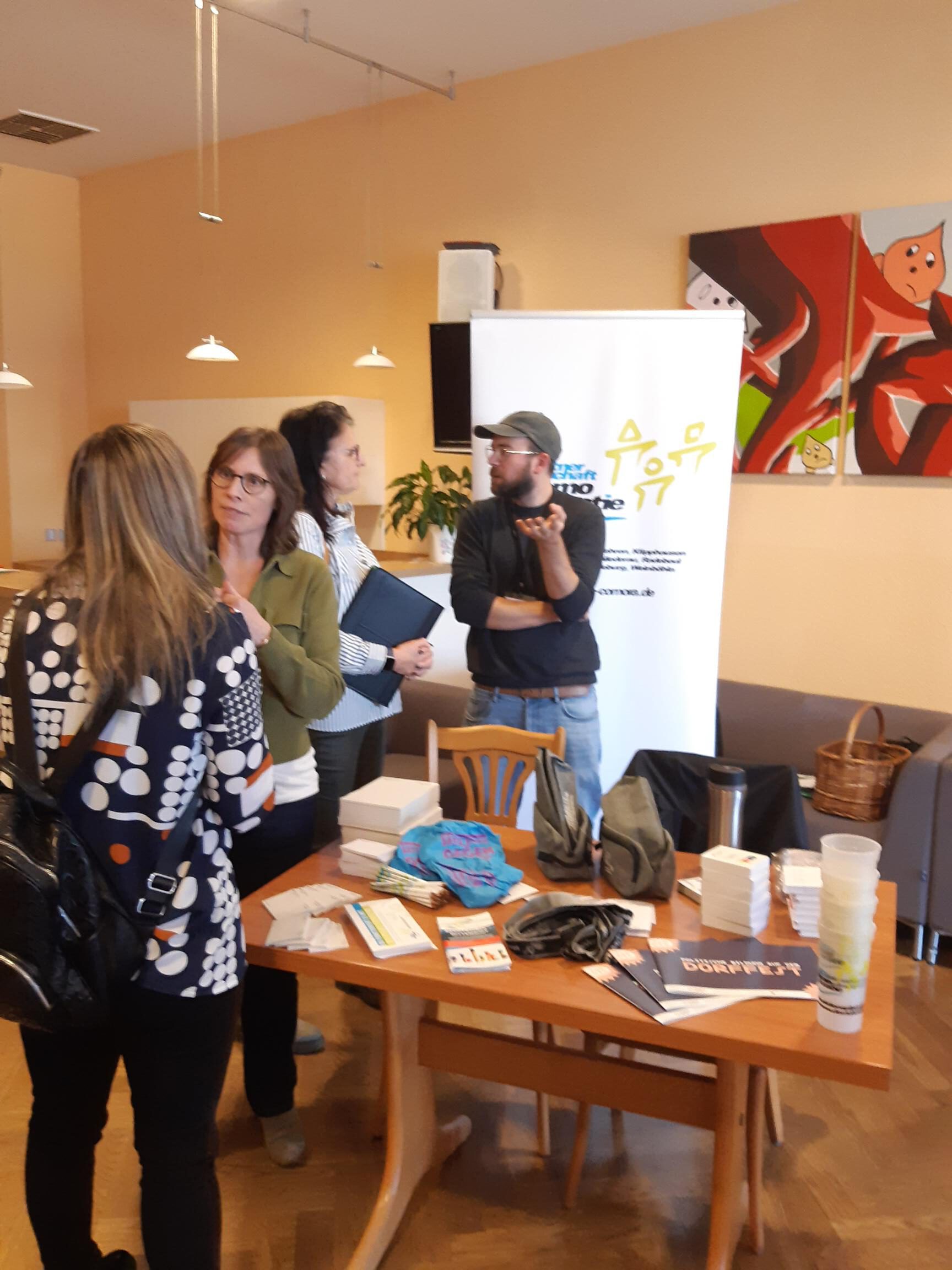 „Demokratiebildung in der Kindertagesbetreuung – das jetzt auch noch?“
Trägerberatung des Kreisjugendamts zum Thema „Demokratiebildung in der Kindertagesbetreuung – Das jetzt auch noch?“
Am 6. November fand im Alberttreff Großenhain die diesjährige Trägerberatung des Kreisjugendamts statt. Im Mittelpunkt stand die Frage, wie Demokratiebildung bereits in der frühen Kindheit gelingen kann.
Neben spannenden Fachvorträgen zu Chancen und Herausforderungen in der frühkindlichen Bildung stellten auch die drei Partnerschaften für Demokratie im Landkreis Meißen ihre Arbeit vor. Es war eine gute Gelegenheit, mit Kita-Leitungen, Erzieherinnen und Erziehern sowie weiteren Fachkräften aus der Kindertagesbetreuung ins Gespräch zu kommen und neue Kontakte zu knüpfen.
Ein herzliches Dankeschön an das Kreisjugendamt für die Einladung und an alle Teilnehmenden für den interessierten Austausch!